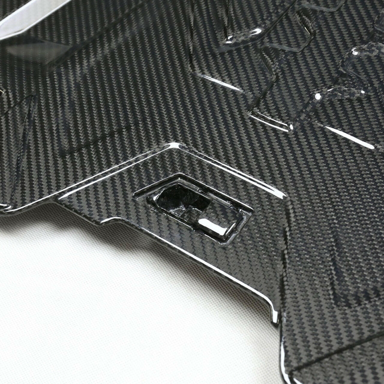 Carbon Fiber Engine Cover - F90 M5.